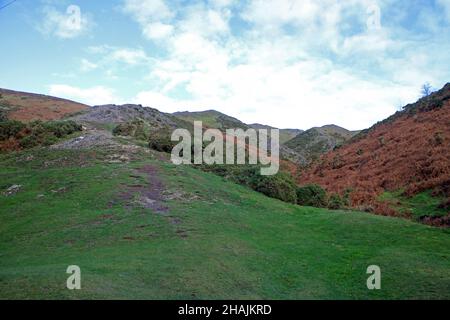 Adultes marchant sur des collines dans la vallée de Carding Mill, Church Stretton, Shropshire Banque D'Images