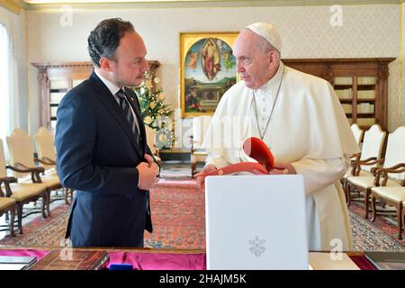 Le Pape François reçoit en audience le Chef du Gouvernement d'Andorre, Xavier Espot Zamora, accompagné de son entourage, au Palais apostolique du Vatican, le 13 décembre 2021.RÉSERVÉ À L'USAGE ÉDITORIAL - Vatican Media/Spaziani. Banque D'Images