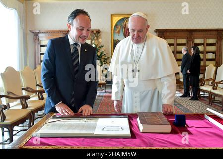 Le Pape François reçoit en audience le Chef du Gouvernement d'Andorre, Xavier Espot Zamora, accompagné de son entourage, au Palais apostolique du Vatican, le 13 décembre 2021.RÉSERVÉ À L'USAGE ÉDITORIAL - Vatican Media/Spaziani. Banque D'Images