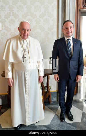 Le Pape François reçoit en audience le Chef du Gouvernement d'Andorre, Xavier Espot Zamora, accompagné de son entourage, au Palais apostolique du Vatican, le 13 décembre 2021.RÉSERVÉ À L'USAGE ÉDITORIAL - Vatican Media/Spaziani. Banque D'Images