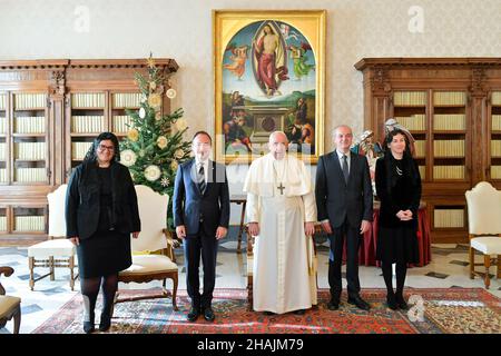 Le Pape François reçoit en audience le Chef du Gouvernement d'Andorre, Xavier Espot Zamora, accompagné de son entourage, au Palais apostolique du Vatican, le 13 décembre 2021.RÉSERVÉ À L'USAGE ÉDITORIAL - Vatican Media/Spaziani. Banque D'Images