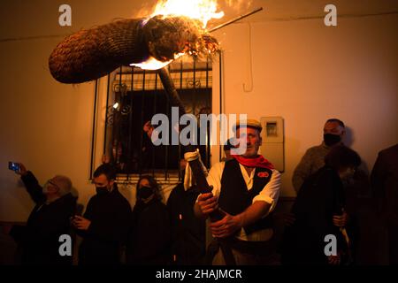 Malaga, Espagne.13th décembre 2021.Un villageois vu tenant une torche alors qu'il participe à la célébration de la procession de la Vierge de 'Divina Pastora'.À la veille de la fête de Sainte-Lucie dans le petit village de Casarabonela, chaque nuit du 12 décembre pendant la saison de Noël, les villageois prennent part à la célébration antique de 'Los Rondeles' portant des paniers de wckers en feu (également connu sous le nom de 'rondeles') trempés dans l'huile.Le long des rues, la Vierge de 'Los Rondeles' est honorée par les dévotés dans un rituel de lumière et de feu comme action de grâce pour la récolte obtenue.Crédit : SOPA Images Limited/Alamy Live News Banque D'Images