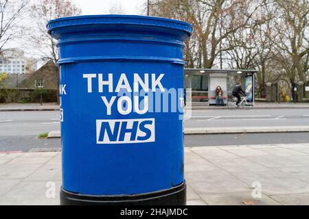Boîte postale royale peinte en bleu avec Thank You NHS écrit en fond blanc Londres Angleterre Royaume-Uni Banque D'Images