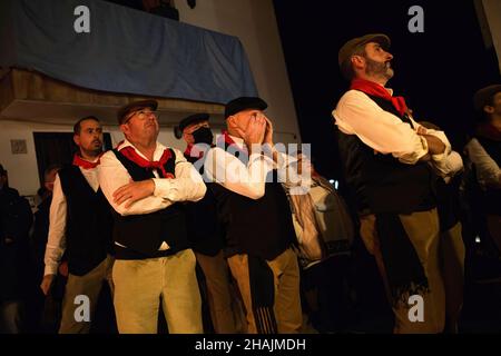 Malaga, Espagne.13th décembre 2021.Des villageois ont assisté à la célébration de la procession de la Vierge de 'Divina Pastora'.À la veille de la fête de Sainte-Lucie dans le petit village de Casarabonela, chaque nuit du 12 décembre pendant la saison de Noël, les villageois prennent part à la célébration antique de 'Los Rondeles' portant des paniers de wckers en feu (également connu sous le nom de 'rondeles') trempés dans l'huile.Le long des rues, la Vierge de 'Los Rondeles' est honorée par les dévotés dans un rituel de lumière et de feu comme action de grâce pour la récolte obtenue.Crédit : SOPA Images Limited/Alamy Live News Banque D'Images