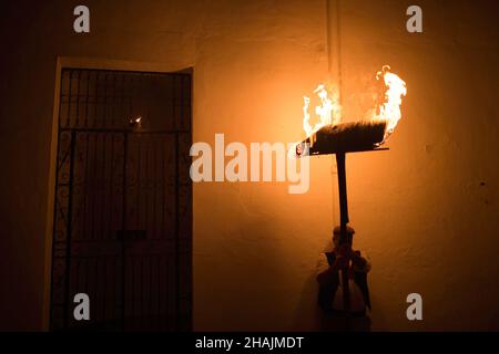 Malaga, Espagne.13th décembre 2021.Un villageois vu tenant une torche alors qu'il participe à la célébration de la procession de la Vierge de 'Divina Pastora'.À la veille de la fête de Sainte-Lucie dans le petit village de Casarabonela, chaque nuit du 12 décembre pendant la saison de Noël, les villageois prennent part à la célébration antique de 'Los Rondeles' portant des paniers de wckers en feu (également connu sous le nom de 'rondeles') trempés dans l'huile.Le long des rues, la Vierge de 'Los Rondeles' est honorée par les dévotés dans un rituel de lumière et de feu comme action de grâce pour la récolte obtenue.Crédit : SOPA Images Limited/Alamy Live News Banque D'Images