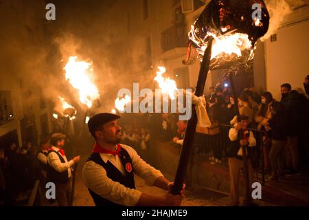 Malaga, Espagne.13th décembre 2021.Un villageois vu tenant une torche alors qu'il participe à la célébration de la procession de la Vierge de 'Divina Pastora'.À la veille de la fête de Sainte-Lucie dans le petit village de Casarabonela, chaque nuit du 12 décembre pendant la saison de Noël, les villageois prennent part à la célébration antique de 'Los Rondeles' portant des paniers de wckers en feu (également connu sous le nom de 'rondeles') trempés dans l'huile.Le long des rues, la Vierge de 'Los Rondeles' est honorée par les dévotés dans un rituel de lumière et de feu comme action de grâce pour la récolte obtenue.Crédit : SOPA Images Limited/Alamy Live News Banque D'Images