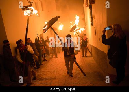 Un villageois tient une torche alors qu'il participe à la célébration de la procession de la Vierge de 'Divina Pastora'.À la veille de la fête de Sainte-Lucie dans le petit village de Casarabonela, chaque nuit du 12 décembre pendant la saison de Noël, les villageois prennent part à la célébration antique de 'Los Rondeles' portant des paniers de wckers en feu (également connu sous le nom de 'rondeles') trempés dans l'huile.Le long des rues, la Vierge de 'Los Rondeles' est honorée par les dévotés dans un rituel de lumière et de feu comme action de grâce pour la récolte obtenue.(Photo de Jesus Merida/SOPA Images/Sipa USA) Banque D'Images