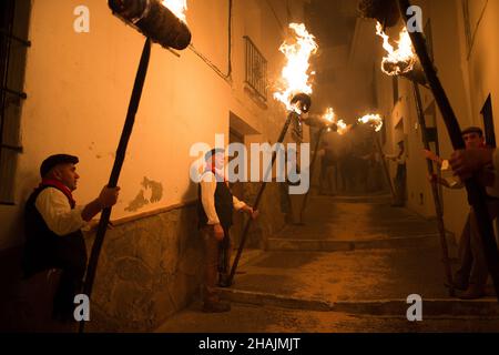 On voit des villageois tenir des torches dans la rue pendant la célébration de la procession de la Vierge de 'Divina Pastora'.À la veille de la fête de Sainte-Lucie dans le petit village de Casarabonela, chaque nuit du 12 décembre pendant la saison de Noël, les villageois prennent part à la célébration antique de 'Los Rondeles' portant des paniers de wckers en feu (également connu sous le nom de 'rondeles') trempés dans l'huile.Le long des rues, la Vierge de 'Los Rondeles' est honorée par les dévotés dans un rituel de lumière et de feu comme action de grâce pour la récolte obtenue.(Photo de Jesus Merida/SOPA Images/Sipa USA) Banque D'Images