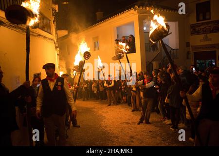 On voit des villageois tenir des torches dans la rue pendant la célébration de la procession de la Vierge de 'Divina Pastora'.À la veille de la fête de Sainte-Lucie dans le petit village de Casarabonela, chaque nuit du 12 décembre pendant la saison de Noël, les villageois prennent part à la célébration antique de 'Los Rondeles' portant des paniers de wckers en feu (également connu sous le nom de 'rondeles') trempés dans l'huile.Le long des rues, la Vierge de 'Los Rondeles' est honorée par les dévotés dans un rituel de lumière et de feu comme action de grâce pour la récolte obtenue.(Photo de Jesus Merida/SOPA Images/Sipa USA) Banque D'Images