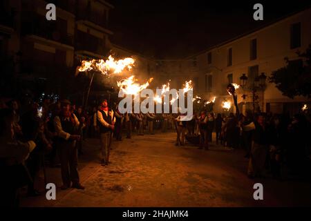 On voit des villageois tenir des torches dans la rue pendant la célébration de la procession de la Vierge de 'Divina Pastora'.À la veille de la fête de Sainte-Lucie dans le petit village de Casarabonela, chaque nuit du 12 décembre pendant la saison de Noël, les villageois prennent part à la célébration antique de 'Los Rondeles' portant des paniers de wckers en feu (également connu sous le nom de 'rondeles') trempés dans l'huile.Le long des rues, la Vierge de 'Los Rondeles' est honorée par les dévotés dans un rituel de lumière et de feu comme action de grâce pour la récolte obtenue.(Photo de Jesus Merida/SOPA Images/Sipa USA) Banque D'Images