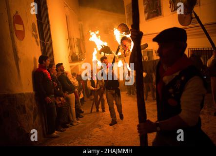 On voit des villageois tenir des torches dans la rue pendant la célébration de la procession de la Vierge de 'Divina Pastora'.À la veille de la fête de Sainte-Lucie dans le petit village de Casarabonela, chaque nuit du 12 décembre pendant la saison de Noël, les villageois prennent part à la célébration antique de 'Los Rondeles' portant des paniers de wckers en feu (également connu sous le nom de 'rondeles') trempés dans l'huile.Le long des rues, la Vierge de 'Los Rondeles' est honorée par les dévotés dans un rituel de lumière et de feu comme action de grâce pour la récolte obtenue.(Photo de Jesus Merida/SOPA Images/Sipa USA) Banque D'Images