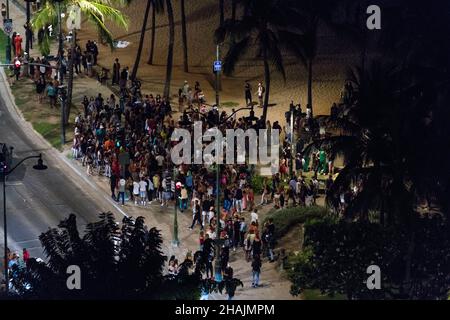 Oahu, États-Unis.1 novembre 2021.Une foule énorme se rassemble sur Waikiki Beach pour Halloween en défiant les restrictions de Covid-19. Banque D'Images