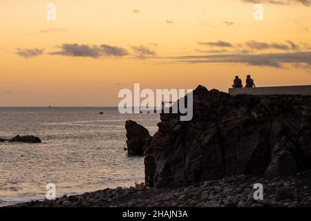 Belle scène d'un coucher de soleil sur la plage Por do sol na Praia de Formosa, Madère Banque D'Images