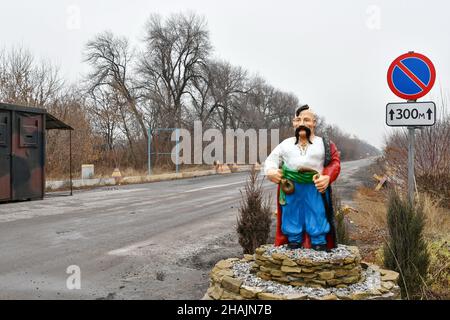 Mayorske, Ukraine.11th décembre 2021.Une statue du cosaque ukrainien vu à l'entrée du village de Checkpoint.Mayorske est situé juste à côté du point de contrôle de l'Ukraine dans la région de Donetsk sur la ligne de front.Le travail du point de contrôle 'Mayorske' est toujours suspendu.Les tensions sont fortes lorsque les forces militaires russes se rassemblent près de la frontière ukrainienne.Crédit : SOPA Images Limited/Alamy Live News Banque D'Images