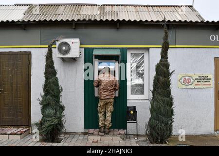 Mayorske, Ukraine.11th décembre 2021.Un soldat de l'armée ukrainienne vu à un guichet automatique dans le village de Mayorske.Mayorske est situé juste à côté du point de contrôle de l'Ukraine dans la région de Donetsk sur la ligne de front.Le travail du point de contrôle 'Mayorske' est toujours suspendu.Les tensions sont fortes lorsque les forces militaires russes se rassemblent près de la frontière ukrainienne.(Photo par Andriy Andriyenko/SOPA Images/Sipa USA) crédit: SIPA USA/Alay Live News Banque D'Images