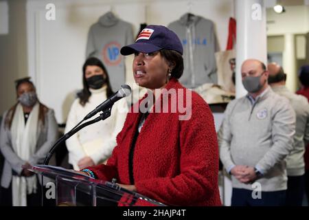 Washington, États-Unis.13th décembre 2021.Le maire de DC, Muriel Bowser, parle de la variante Omicron Covid-19 alors qu'elle lance le programme de subventions aux petites entreprises, aujourd'hui au magasin Pop Up à Washington.Crédit : SOPA Images Limited/Alamy Live News Banque D'Images