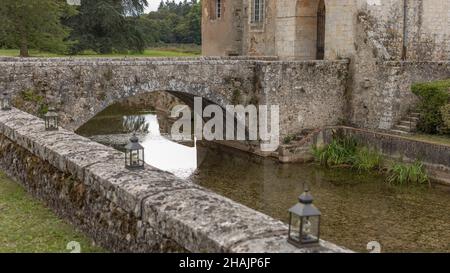 Petit pont en pierre sur la viande d'un château de Loire menant à l'entrée Banque D'Images