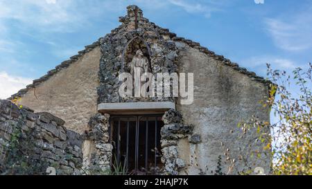 Vue de face d'un petit bâtiment religieux situé au milieu des vignes sur les collines au-dessus du village de Meursault en Bourgogne Banque D'Images