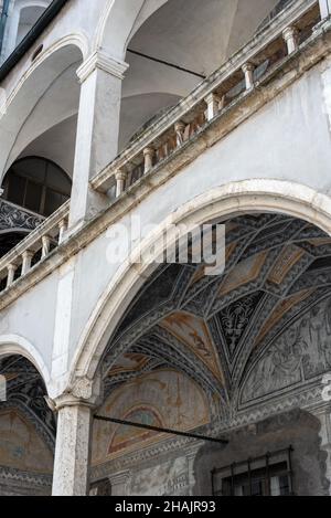 Façade dans la cour du château de Neuburg au Danube, Allemagne Banque D'Images