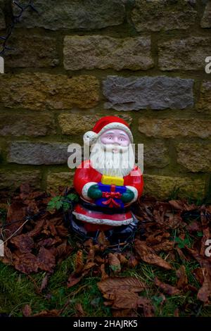 Clause plastique Santa dans Garden, royaume-uni Banque D'Images