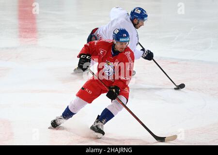 Prague, République tchèque.13th décembre 2021.Jakub Flek tchèque en action lors de la session de formation précédant le tournoi de hockey sur glace Channel One Cup, dans le cadre de la tournée européenne de hockey à Prague, République tchèque, le 13 décembre 2021.Crédit : Michal Kamaryt/CTK photo/Alay Live News Banque D'Images