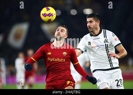 Borja Mayoral de Roma (L) vies pour le bal avec Martin Erlic de Spezia (R) pendant le championnat italien Serie Un match de football entre AS Roma et Spezia Calcio le 13 décembre 2021 au Stadio Olimpico à Rome, Italie - photo Federico Proietti / DPPI Banque D'Images