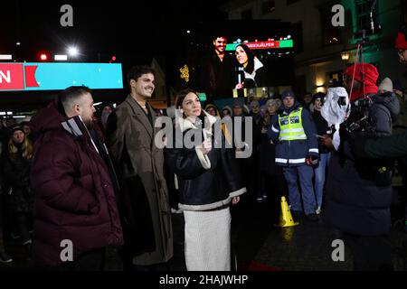 Musikhjälpen a débuté lundi à Norrköping, en Suède.BRITA Zackari, Anis Don Demina (à gauche) et Oscar Zia sont entrés dans la maison de verre, sur GamlaTorget, pour diffuser 144 heures sur le thème "pour un monde sans travail des enfants". Banque D'Images
