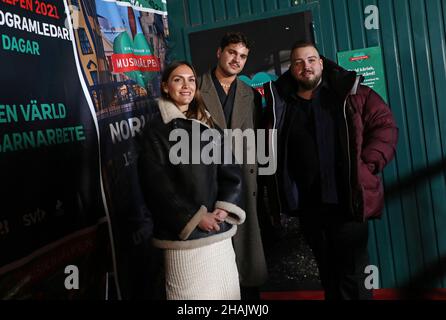 Musikhjälpen a débuté lundi à Norrköping, en Suède.BRITA Zackari, Anis Don Demina (à droite) et Oscar Zia sont entrés dans la maison de verre, sur GamlaTorget, pour diffuser 144 heures sur le thème "pour un monde sans travail des enfants". Banque D'Images