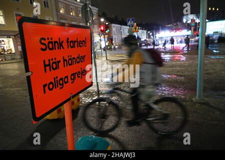 Musikhjälpen a débuté lundi à Norrköping, en Suède.BRITA Zackari, Anis Don Demina et Oscar Zia sont entrés dans la maison de verre, sur GamlaTorget, pour diffuser 144 heures sur le thème "pour un monde sans travail des enfants". Banque D'Images