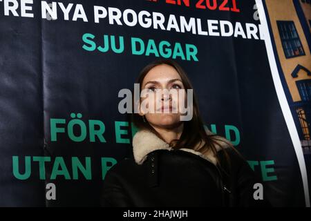 Musikhjälpen a débuté lundi à Norrköping, en Suède.BRITA Zackari, Anis Don Demina et Oscar Zia sont entrés dans la maison de verre, sur GamlaTorget, pour diffuser 144 heures sur le thème "pour un monde sans travail des enfants". Banque D'Images