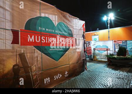 Musikhjälpen a débuté lundi à Norrköping, en Suède.BRITA Zackari, Anis Don Demina et Oscar Zia sont entrés dans la maison de verre, sur GamlaTorget, pour diffuser 144 heures sur le thème "pour un monde sans travail des enfants". Banque D'Images