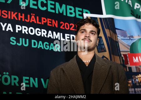 Musikhjälpen a débuté lundi à Norrköping, en Suède.BRITA Zackari, Anis Don Demina et Oscar Zia (sur l'image) sont allés dans la maison de verre, sur GamlaTorget, pour diffuser 144 heures sur le thème "pour un monde sans travail des enfants". Banque D'Images