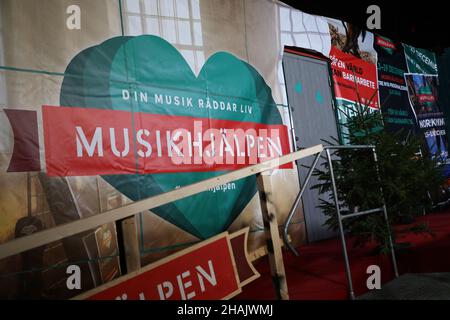 Musikhjälpen a débuté lundi à Norrköping, en Suède.BRITA Zackari, Anis Don Demina et Oscar Zia sont entrés dans la maison de verre, sur GamlaTorget, pour diffuser 144 heures sur le thème "pour un monde sans travail des enfants". Banque D'Images
