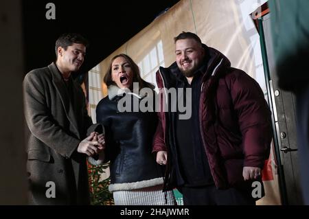 Musikhjälpen a débuté lundi à Norrköping, en Suède.BRITA Zackari, Anis Don Demina et Oscar Zia (à gauche) sont entrés dans la maison de verre, sur GamlaTorget, pour diffuser 144 heures sur le thème "pour un monde sans travail des enfants". Banque D'Images