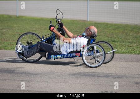Entraînement d'athlète senior avec sa main Bike on a Track. Banque D'Images