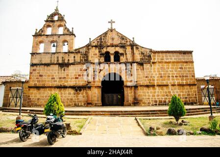 Église de Santa Barbara et croix de pierre dans la ville coloniale de Barichara, Colombie.Photo de haute qualité Banque D'Images