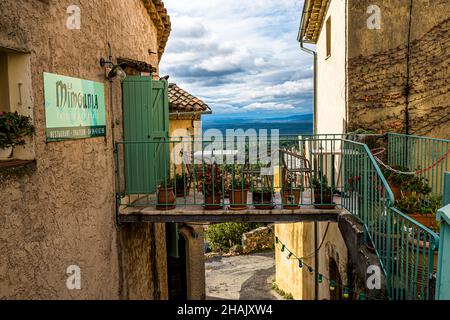 Un balcon peut être un pont. Centre-village Tourtour, France. Tourtour a été inclus dans la liste des plus beaux villages de France par l'association les plus Beaux villages de France Banque D'Images