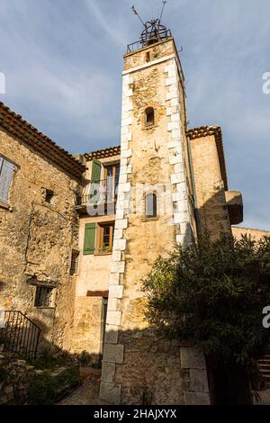 Tour d'une maison dans le centre du village de Tourtour, France Banque D'Images