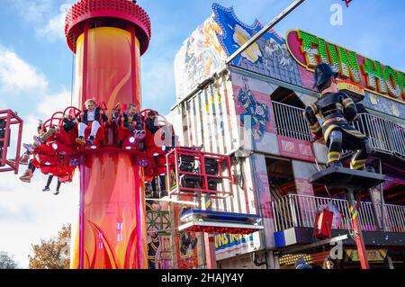 Londres, Royaume-Uni.13th décembre 2021.Les enfants ont pu profiter de l'un des parcs d'attractions de Winter Wonderland.Winter Wonderland est revenu à Hyde Park à Londres après son annulation l'an dernier en raison de la pandémie de covid-19.Cette année, le système de billetterie a été mis en place afin de pratiquer la distanciation sociale et de limiter le nombre de personnes à participer à l'événement.Crédit : SOPA Images Limited/Alamy Live News Banque D'Images