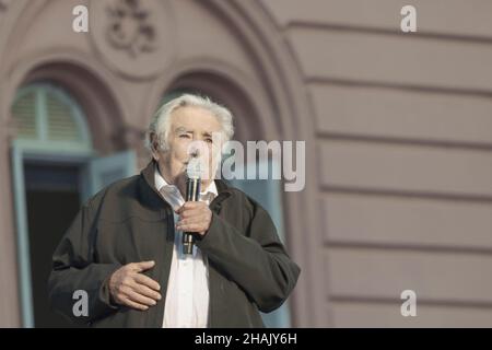 Ciudad de Buenos Aires, Argentine.10th décembre 2021.José 'Pepe' Mujica, ancien président de l'Uruguay, prenant la parole sur la Plaza de Mayo à l'occasion de la Journée de la démocratie à Buenos Aires, en Argentine, le 10 décembre 2021.(Photo par Esteban Osorio/Pacific Press/Sipa USA) crédit: SIPA USA/Alay Live News Banque D'Images