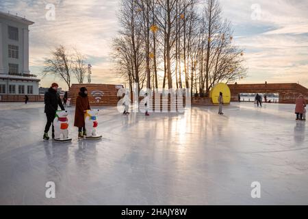 Saint-Pétersbourg, Russie - 10 décembre 2021 : patinoire extérieure publique du port de Sevkabel.Patinage sur glace, mode de vie actif Banque D'Images