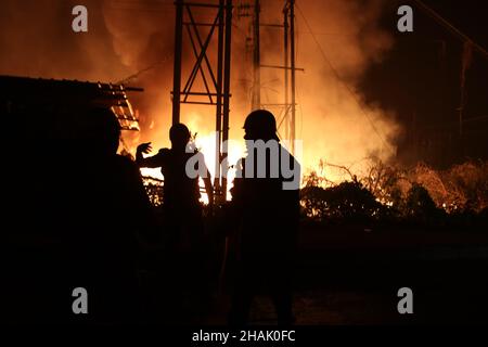 Kolkata, Bangal Ouest, Inde.13th décembre 2021.Les pompiers tiennent un tuyau flexible pour éteindre les flammes alors que des incendies massifs ont éclaté à Power House et près d'une usine de cire à Howrah, au Bengale occidental.(Credit image: © Dipa Chakraborty/Pacific Press via ZUMA Press Wire) Credit: ZUMA Press, Inc./Alamy Live News Banque D'Images