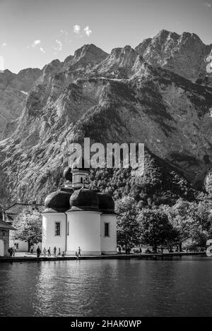 Petite chapelle Saint Bartholomew au lac Koenigssee dans les Alpes bavaroises, Allemagne Banque D'Images