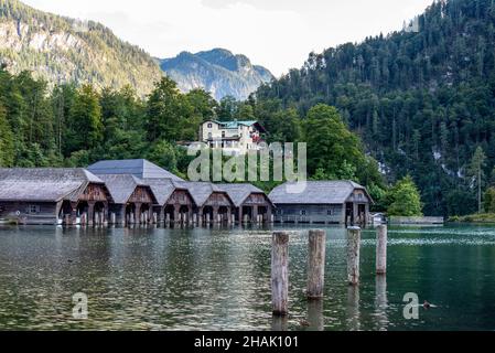 Serres en bois dans le lac Koenigssee à Schoenau, Bavière, Allemagne Banque D'Images