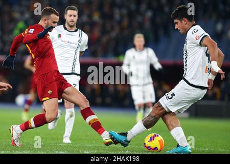 Borja Mayoral de Roma (L) vies pour le bal avec Dimitris Nikolaou de Spezia (R) pendant le championnat italien Serie Un match de football entre AS Roma et Spezia Calcio le 13 décembre 2021 au Stadio Olimpico à Rome, Italie - photo Federico Proietti / DPPI Banque D'Images