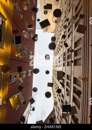 Les chansons oubliées sont une installation artistique de cages à oiseaux vides accrochées dans le ciel à l'angle de place Lane Way, Sydney NSW Australie Banque D'Images