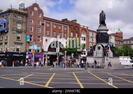 Dublin, Irlande : vue panoramique sur l'avenue Bachelors Quay et le monument O'Connell dans le centre-ville Banque D'Images