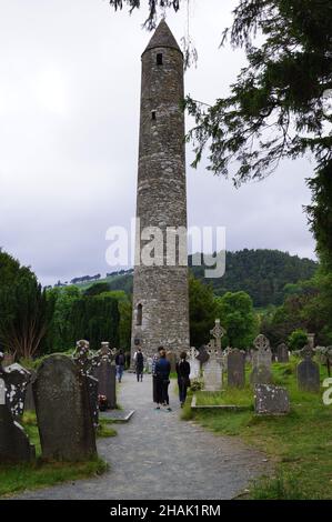 Glendalough, comté de Wicklow (Irlande) : la Tour ronde dans la ville monastique Banque D'Images