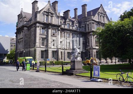 Dublin, Irlande : Trinity College, bâtiment commémoratif des diplômés et statue de George Salmon Prevost Banque D'Images