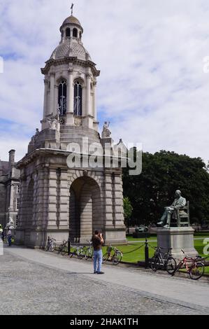 Dublin, Irlande : Trinity College, Campanile et statue de William Edward Hartpole Lecky Banque D'Images